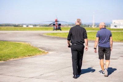 Čeští hasiči si půjčili vrtulníky na hašení požárů. Jeden z nich byl v Přerově, proletěl se ale až do Řecka
