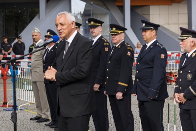 Nejtvrdší hasiči se předvedli před budovou kraje