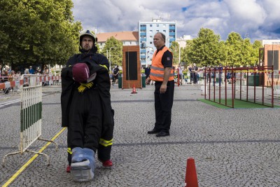 Nejtvrdší hasiči se předvedli před budovou kraje