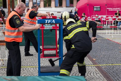 Nejtvrdší hasiči se předvedli před budovou kraje