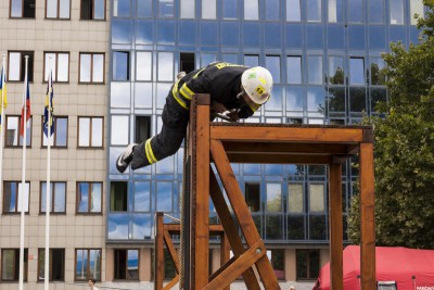 Nejtvrdší hasiči se předvedli před budovou kraje