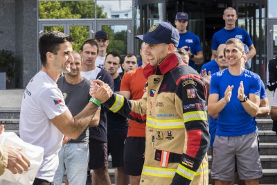 Nejtvrdší hasiči se předvedli před budovou kraje