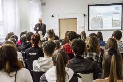 Hejtman debatoval se studenty uničovského gymnázia