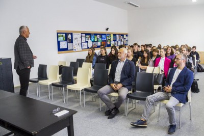 Hejtman debatoval se studenty uničovského gymnázia