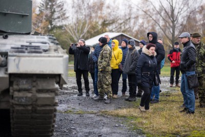 Zástupci samospráv si prohlédli nové tanky a vojenský prostor