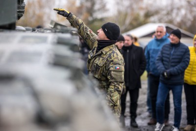 Zástupci samospráv si prohlédli nové tanky a vojenský prostor