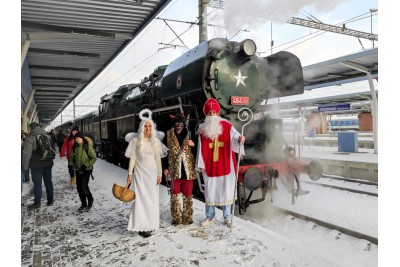 Mikulášská družina cestovala parním vlakem