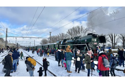 Mikulášská družina cestovala parním vlakem