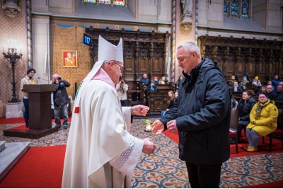 Betlémské světlo, symbol míru a naděje, doputovalo do Olomouce