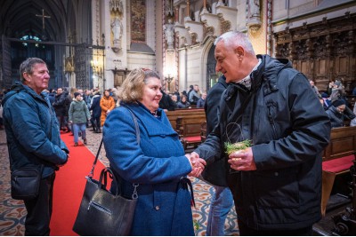 Betlémské světlo, symbol míru a naděje, doputovalo do Olomouce