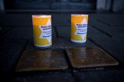 Hejtman zapálil svíčky u kamenů zmizelých. Vzpomněl na oběti holocaustu