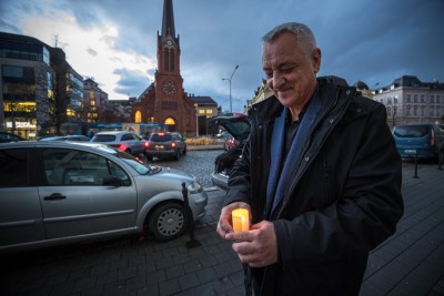 Hejtman zapálil svíčky u kamenů zmizelých. Vzpomněl na oběti holocaustu