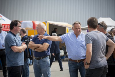 Haňovice ukázaly veřejnosti nový kravín s robotickou stájí
