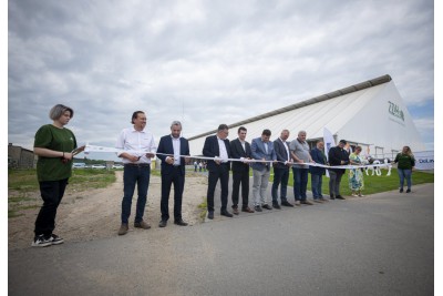 Haňovice ukázaly veřejnosti nový kravín s robotickou stájí