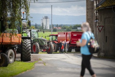 Haňovice ukázaly veřejnosti nový kravín s robotickou stájí