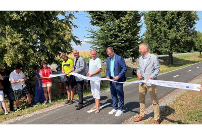Cyklisté se projíždějí po nové cyklostezce. Vede z Hněvotína do Lutína
