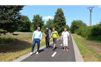 Cyklisté se projíždějí po nové cyklostezce. Vede z Hněvotína do Lutína