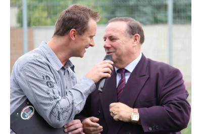 Moderátor akce v rozhovoru s předsedou okresního fotbalového svazu Stanislavem Kalábem