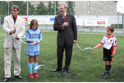 Slavnostní přestřižení pásky nového hřiště s umělým povrchem