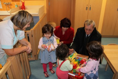 Náměstek Fischer se setkává s dětmi v olomouckém kojeneckém ústavu Sdružená zařízení pro péči o dítě