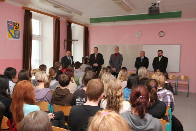 Beseda se studenty mohelnické obchodní akademie
