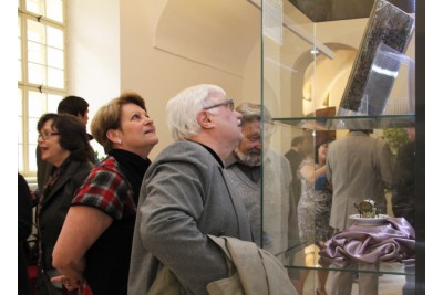 návštěvníci slavnostního otevření expozic ve Vlastivědném muzeu v Olomouci