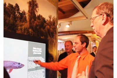 Hejtman Martin Tesařík sleduje interaktivní expozici chytání ryb