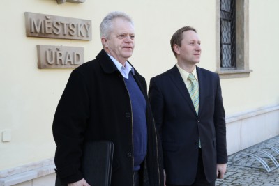 Starosta Zábřeha František John (vpravo) před městským úřadem