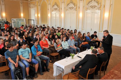 Na besedě se studenty Gymnázia Jiřího Wolkera - výjezdní jednání Rady Olomouckého kraje na Prostějovsku