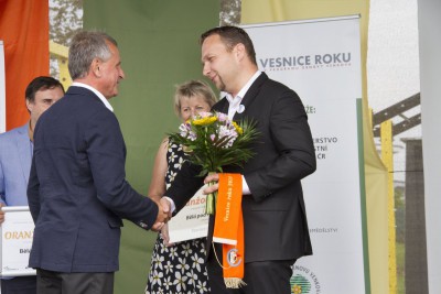 Hněvotín převzal zlatou stuhu za vítězství v krajském kole soutěže Vesnice roku