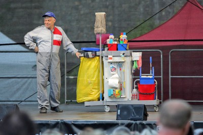 Hejtman Ladislav Okleštěk předal šek nadaci Šance 