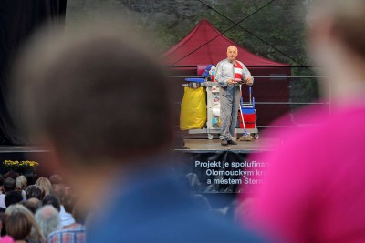 Hejtman Ladislav Okleštěk předal šek nadaci Šance 