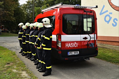 Hejtman Ladislav Okleštěk pokřtil nový automobil jednotky SDH v Majetíně