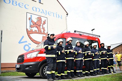 Hejtman Ladislav Okleštěk pokřtil nový automobil jednotky SDH v Majetíně