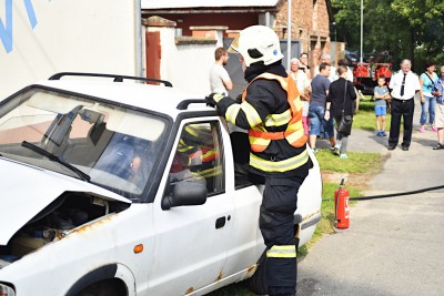 Hejtman Ladislav Okleštěk pokřtil nový automobil jednotky SDH v Majetíně