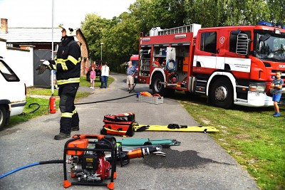 Hejtman Ladislav Okleštěk pokřtil nový automobil jednotky SDH v Majetíně