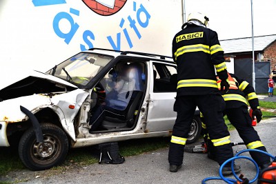 Hejtman Ladislav Okleštěk pokřtil nový automobil jednotky SDH v Majetíně