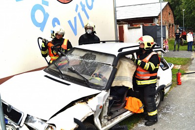 Hejtman Ladislav Okleštěk pokřtil nový automobil jednotky SDH v Majetíně