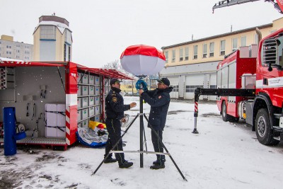 Na tyhle dárky balicí papír nestačil. Hasiči dostali nová auta