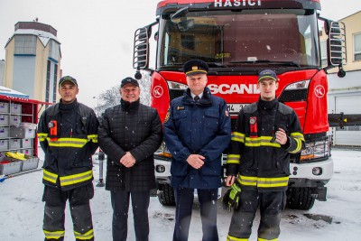 Na tyhle dárky balicí papír nestačil. Hasiči dostali nová auta