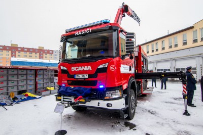 Na tyhle dárky balicí papír nestačil. Hasiči dostali nová auta