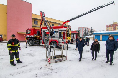 Na tyhle dárky balicí papír nestačil. Hasiči dostali nová auta