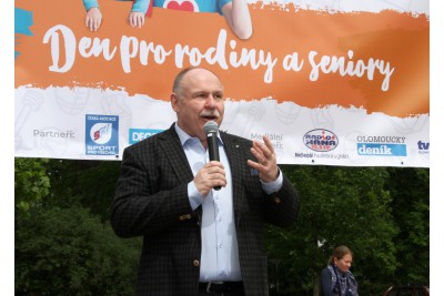 Rodiny a senioři se bavili ve Smetanových sadech. Kraj pro ně připravil sportovní den