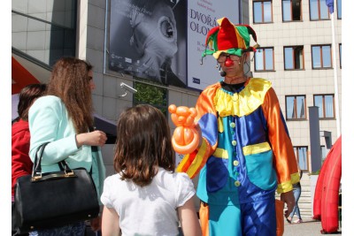 Dětský den se složkami IZS bavil před budovou Olomouckého kraje