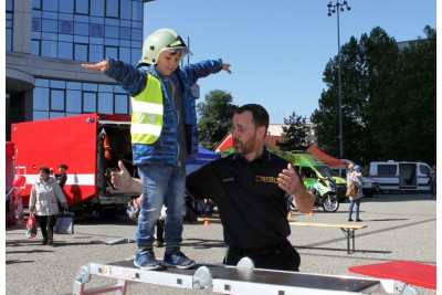 Dětský den se složkami IZS bavil před budovou Olomouckého kraje
