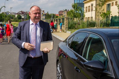 Stěhování do nového depozitáře skončilo. Poslední svazek přenesl hejtman