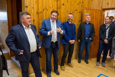 Nejstarší škola má opravenou tělocvičnu. Radost mají kováři i sedláři