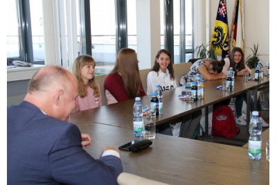 Místa radních obsadili školáci
