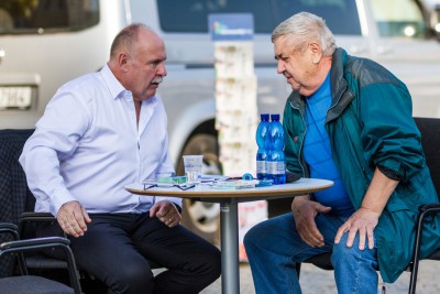 Hejtman skončil na dlažbě. Úřadoval před nádražím