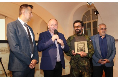 České encyklopedie v regále i pod lampou